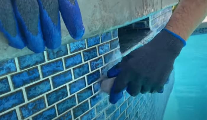 Pool Maintenance: Cleaning Pool Tile The Right Way
