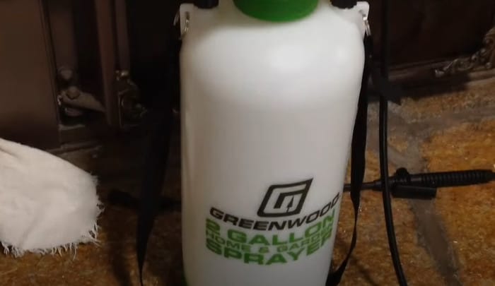 2 gallon pump action spray bottle for home use.